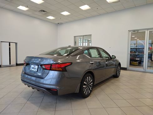 Used 2024 Nissan Altima 2.5 SV image 3