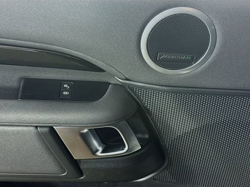 Used 2020 Land Rover Discovery SE image 21