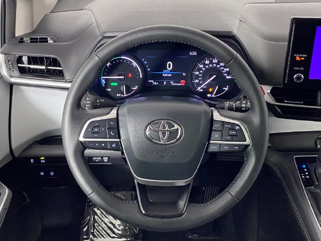 Used 2025 Toyota Sienna XLE FWD image 21