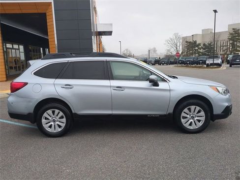Used 2017 Subaru Outback 2.5i Premium image 3