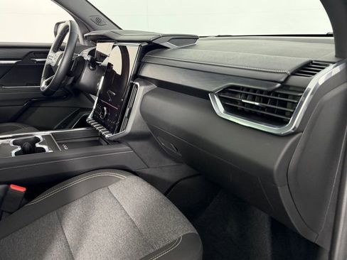 Used 2025 GMC Acadia Elevation image 33