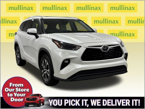 Used 2022 Toyota Highlander XLE FWD image 2