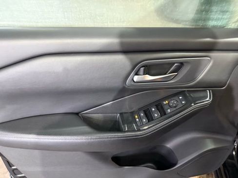 Certified 2025 Nissan Rogue SV image 8