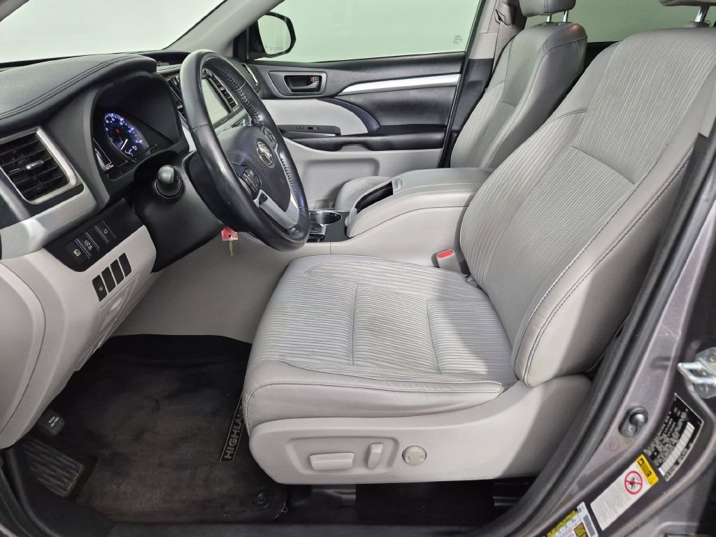 Used 2018 Toyota Highlander Plus AWD/4WD image 17