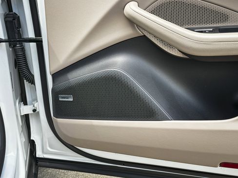 Certified 2025 Porsche Macan Electric RWD image 25