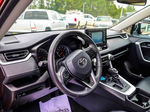 Used 2019 Toyota RAV4 XLE Premium FWD image 15