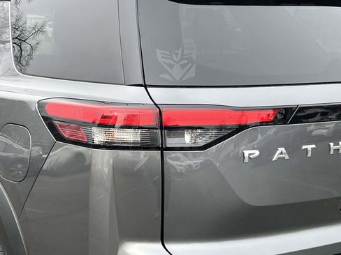 Used 2022 Nissan Pathfinder SV w/ SV Premium Package image 11