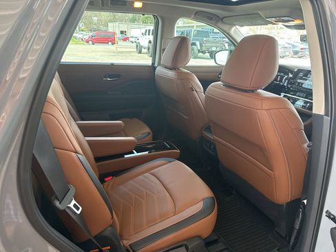 Used 2025 Nissan Pathfinder Platinum image 27