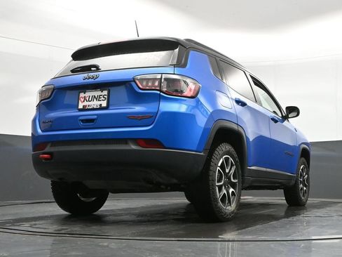 Used 2025 Jeep Compass Trailhawk AWD/4WD image 39