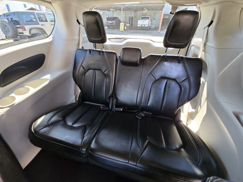 Certified 2023 Chrysler Pacifica Touring-L image 24