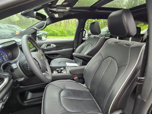 Used 2026 Chrysler Pacifica Limited FWD image 15