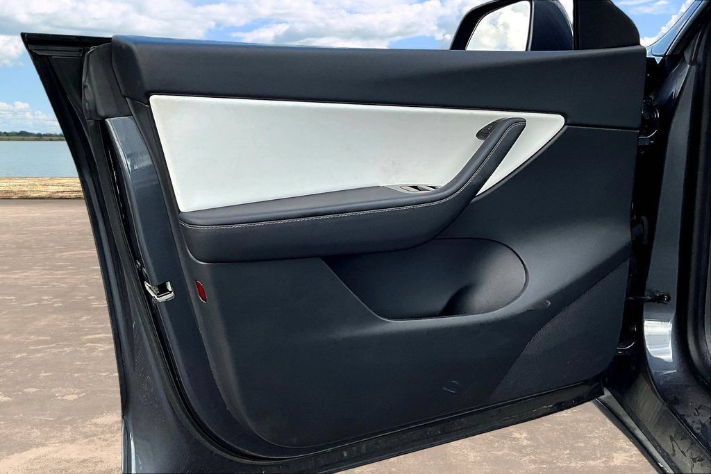 Used 2020 Tesla Model Y Long Range AWD/4WD image 19