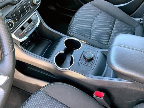 Used 2024 GMC Terrain SLE image 15