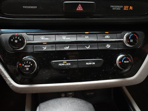 Used 2020 Kia Sedona LX FWD image 25