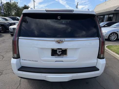 Used 2018 Cadillac Escalade Luxury RWD image 5