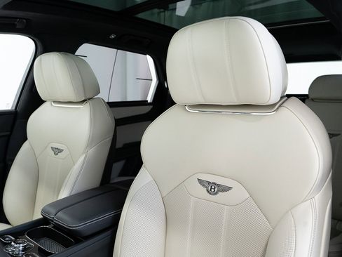 New 2025 Bentley Bentayga V8 image 16