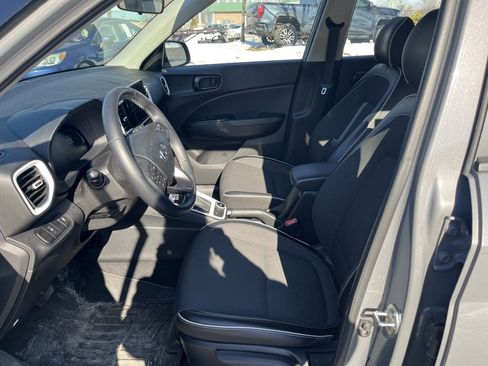 Used 2023 Hyundai Venue Limited image 22