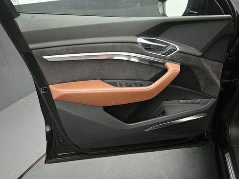 Used 2019 Audi e-tron Prestige w/ Prestige Package image 21