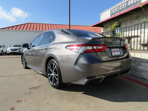 Used 2018 Toyota Camry SE image 3