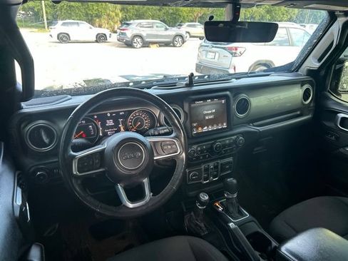 Used 2018 Jeep Wrangler Unlimited Sahara AWD/4WD image 14