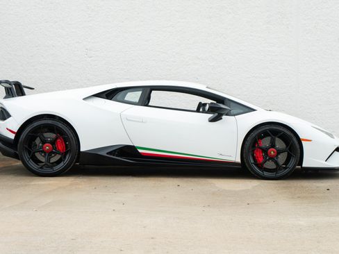 Used 2018 Lamborghini Huracan Performante AWD/4WD image 3