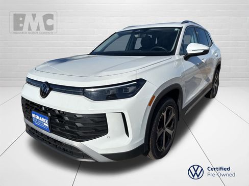 Certified 2025 Volkswagen Tiguan SE image 1