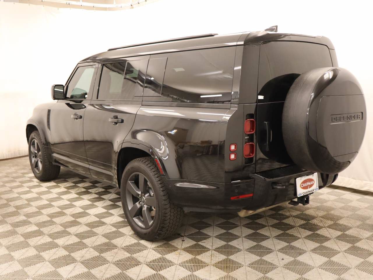 Used 2025 Land Rover Defender 130 X-Dynamic SE AWD/4WD image 3