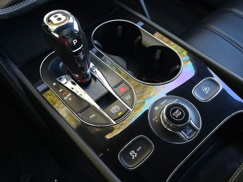 Used 2020 Bentley Bentayga Plug-In Hybrid image 65