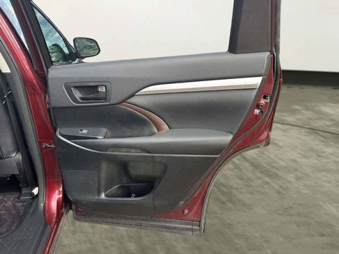 Used 2015 Toyota Highlander Plus AWD/4WD image 17