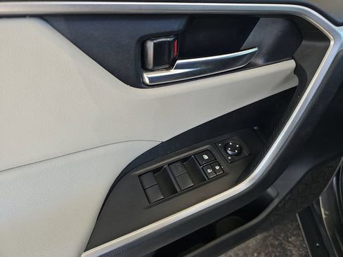 Used 2021 Toyota RAV4 XLE w/ Convenience Package FWD image 23