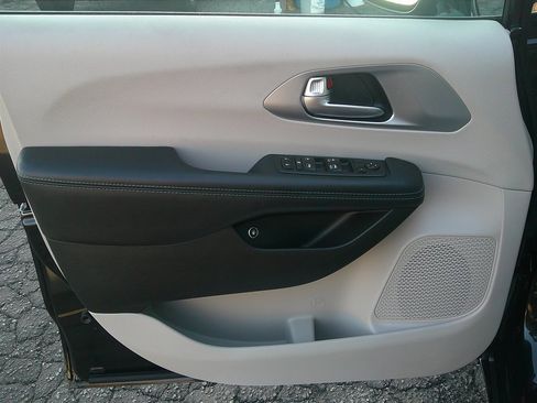 Used 2017 Chrysler Pacifica Touring Plus FWD image 10