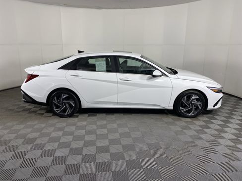 Used 2025 Hyundai Elantra SEL image 8