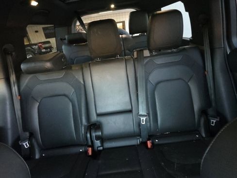 Used 2024 Land Rover Defender 130 X-Dynamic SE image 12