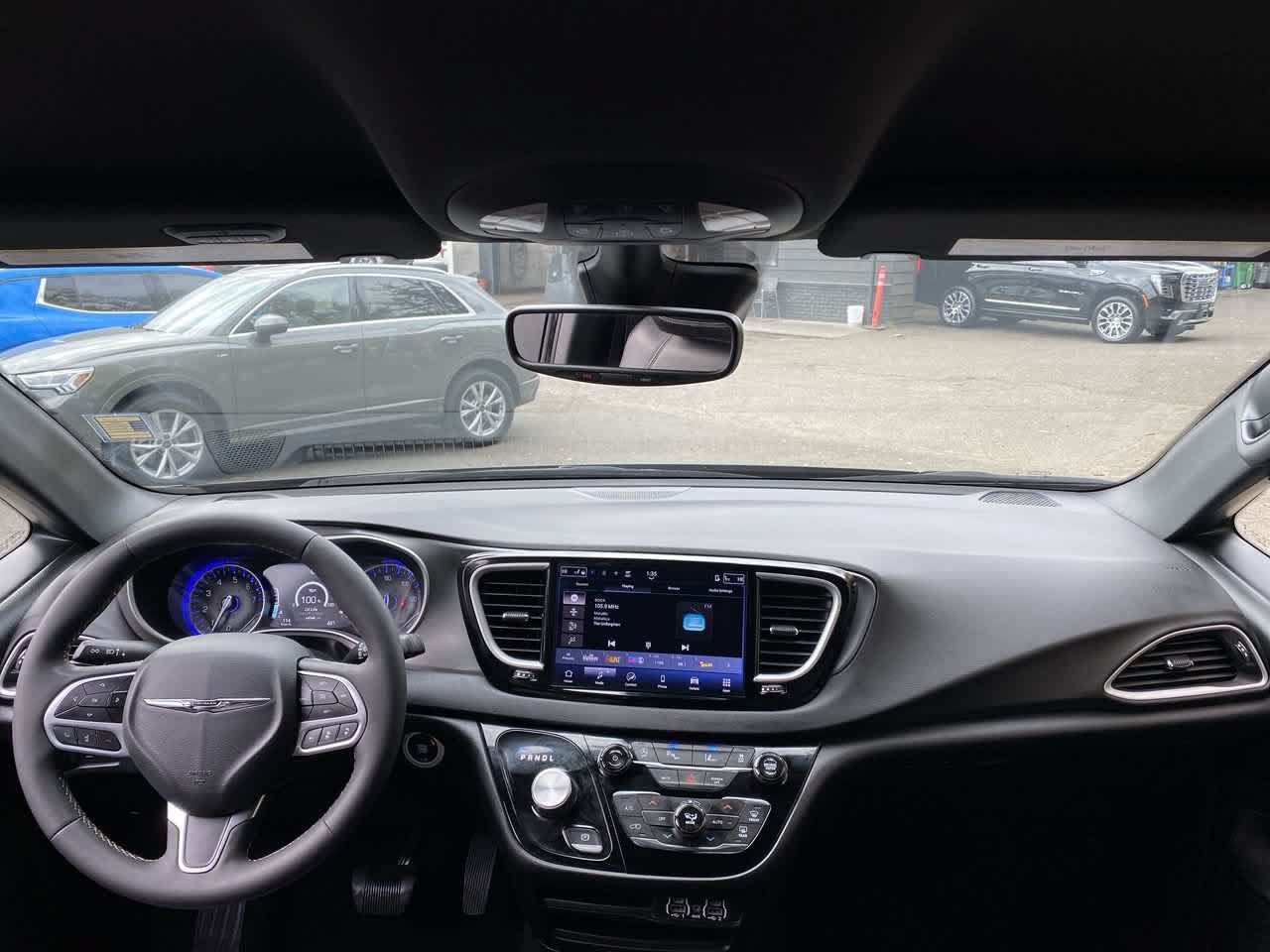 Used 2025 Chrysler Pacifica Select FWD image 11