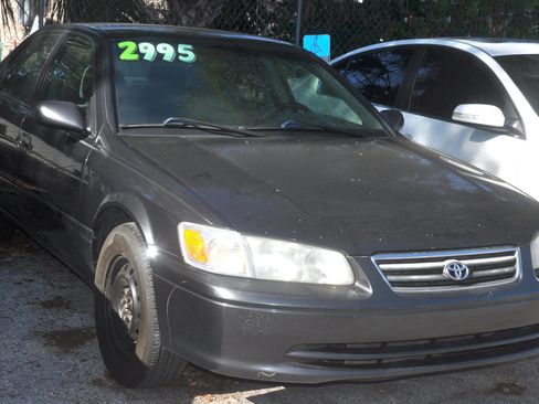 Used 2001 Toyota Camry XLE FWD image 2