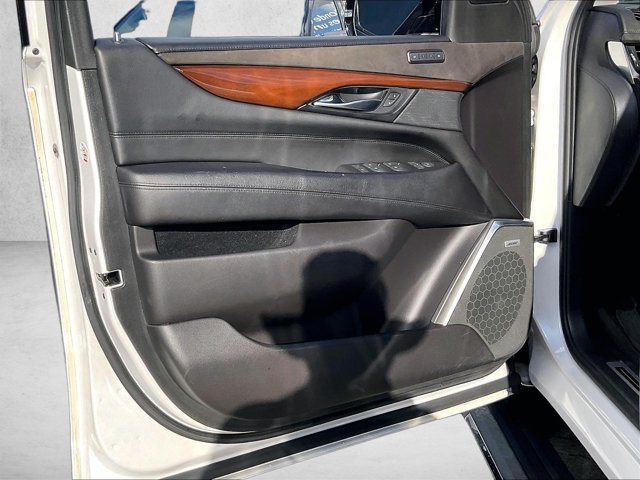 Used 2020 Cadillac Escalade Premium Luxury RWD image 18