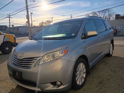 Used 2017 Toyota Sienna XLE w/ XLE Navigation Package image 2