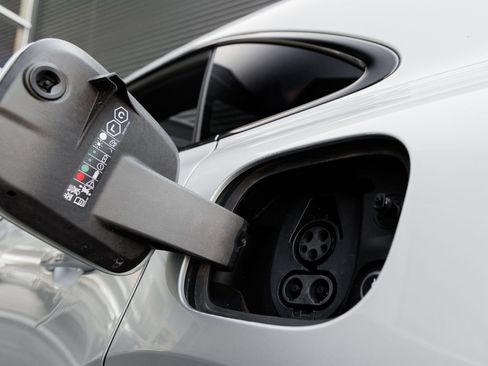 Certified 2025 Porsche Macan 4S Electric AWD/4WD image 26