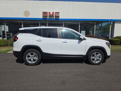 Used 2024 GMC Terrain SLE w/ Driver Convenience Package AWD/4WD image 2
