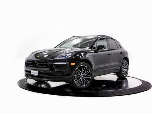 Certified 2025 Porsche Macan image 1