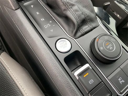 Used 2020 Volkswagen Atlas Cross Sport SEL Premium image 27