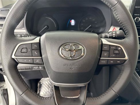 Certified 2026 Toyota Sienna XLE FWD image 17