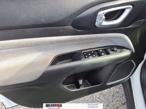 Used 2023 Jeep Compass Latitude image 13