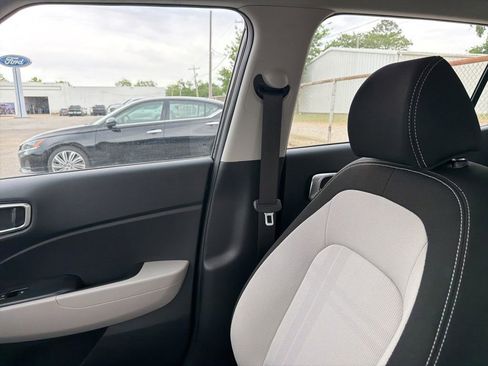 Used 2025 Hyundai Venue SEL FWD image 11