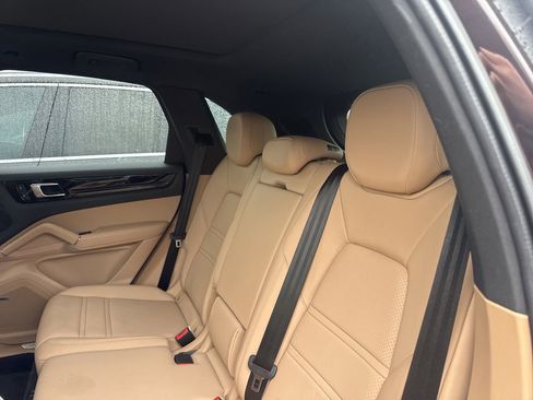 Used 2022 Porsche Cayenne AWD/4WD image 8