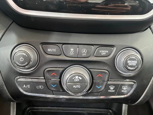 Used 2022 Jeep Cherokee Limited image 16