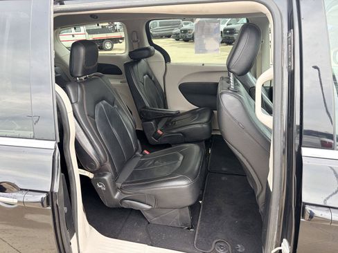 Used 2020 Chrysler Pacifica Touring-L FWD image 29