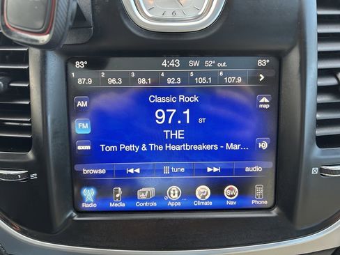 Used 2016 Chrysler 300 C image 32