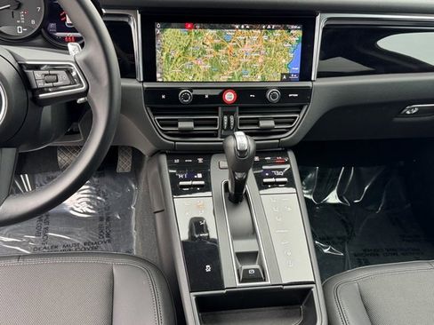 Used 2025 Porsche Macan image 19