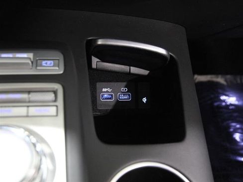 Certified 2022 Genesis GV70 2.5T image 17